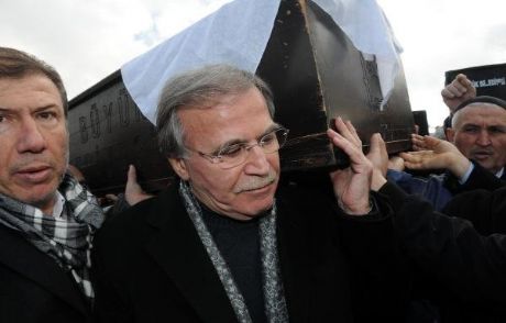 Mehmet Ali Şahin, Eşinin Cenazesinde Ağladı