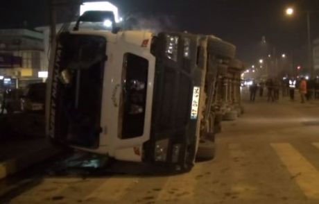 Tır Devrildi, Uzun Araç Kuyrukları Oluştu