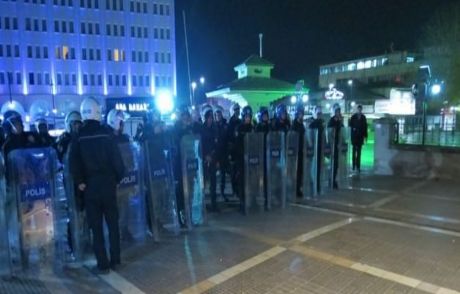 Karşıt Görüşlü Öğrenciler Kavga Etti!