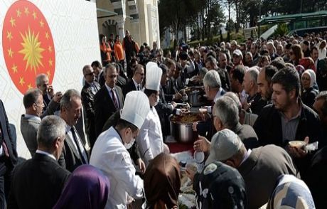 Cumhurbaşkanlığı Vatandaşlara Aşure Dağıttı