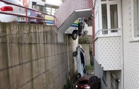 Freni Patlayan Halk Otobüsü Apartman Girdi