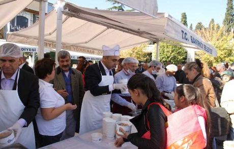 Bakırköy'de Binlerce Aşure Dağıtıldı