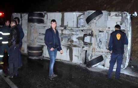Burdur'da Midibüs Şarampole Devrildi