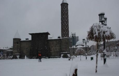Erzurum Beyaza Büründü