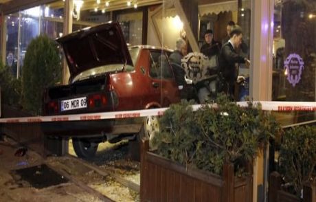 Kontrolden Çıkan Otomobil Lokantaya Girdi