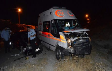 Diyarbakır'da Ambulans Devrildi