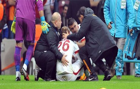 G.saraylı Futbolcu Hastaneye Kaldırıldı