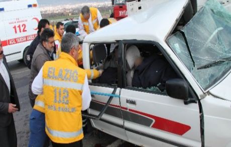 Tır Kamyoneti Biçti: 4 Ölü