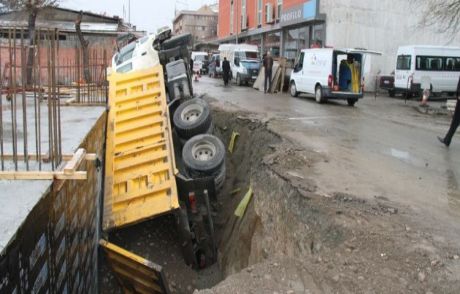 Kamyon Devrildi, Doğalgaz Borusu Patladı