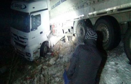 Buzlu Yolda Tır Şarampole Devrildi