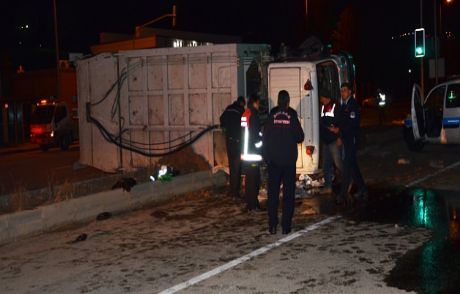 Çöp Kamyonu Takla Attı
