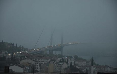 İstanbul'da Yoğun Sis Ve Yağmur Etkili Oluyor