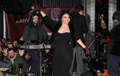 Göksel, Şarkıları Ve Danslarıyla Coşturdu