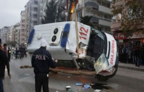 Hasta Taşıyan Ambulans Takla Attı