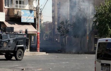 Diyarbakır'da Polis Aracına Silahlı Saldırı