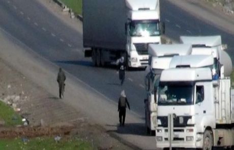 Kalaşnikoflu Pkk'lılar Yol Kesti!