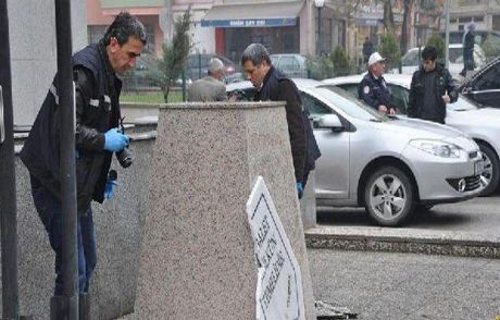 M.kemal Büstüne Balyozla Saldırdı