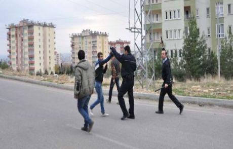 Madde Bağımlıları Polise Saldırdı!