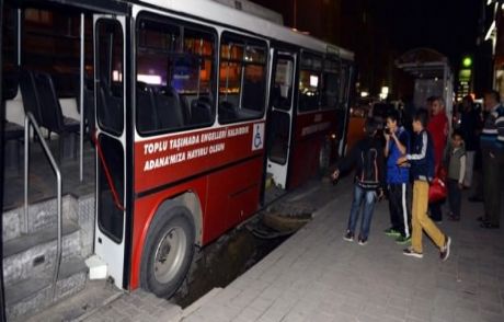 Yol Çöktü, Otobüs Çukura Düştü!