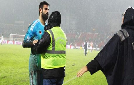Volkan Demirel Yine Taraftarla Kapıştı!
