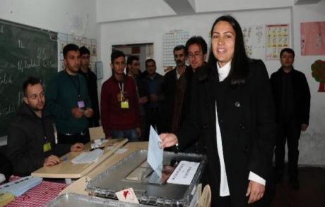 Hakkari'nin Başkan Adayı Oyunu Kullandı