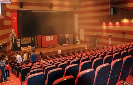 Tiyatro Oyunu Sırasında Yangın Çıktı
