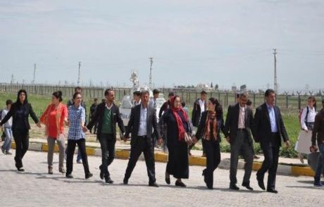 Bdp'liler Suriye Sınırında İnsan Zinciri Oluşturdu