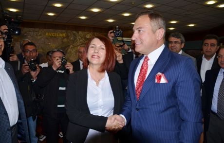 İstanbulun Tek Kadın Başkanı Koltuğuna Oturdu
