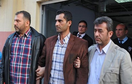 Boğazı Kesilmiş Halde Yatağında Bulundu