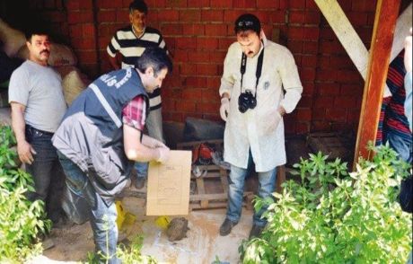 Anne Ve Babasını 300 Parçaya Bölmüş