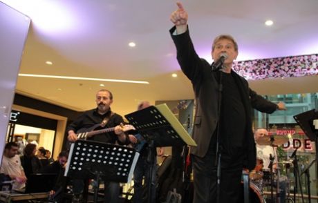 Neco, 50.sanat Yılında Anneler İçin Sahne Aldı!