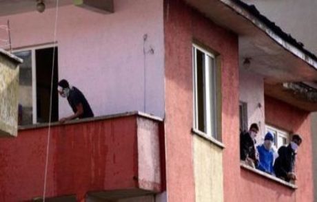 Balkondan Polislerin Üzerine Taş Attılar