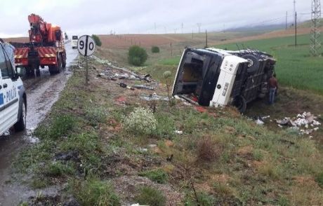 Mitinge Giden Otobüs Takla Attı
