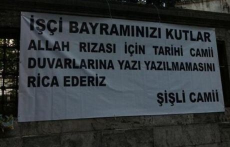 Şişli Camii'nin Duvarında İlginç Pankart