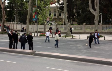 1 Mayıs'ta Caddede Futbol Keyfi