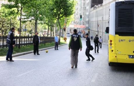 Şişli'de Polisler Sokakta Futbol Oynadı