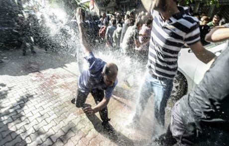 Ölü Sayısı 292, Eyleme Polis Müdahale Etti