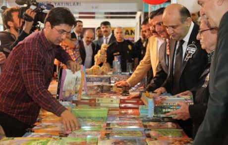 Bakan Fikri Işık 'kitaplar Soma'ya'