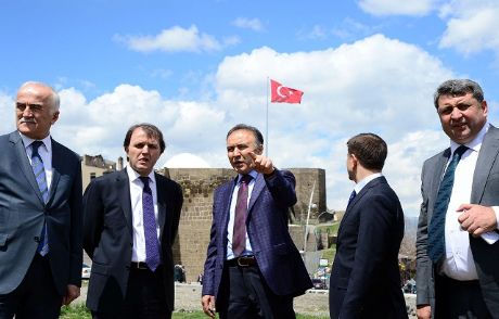 Vali Altıparmak Çifte Minareli Medreseyi Gezdi