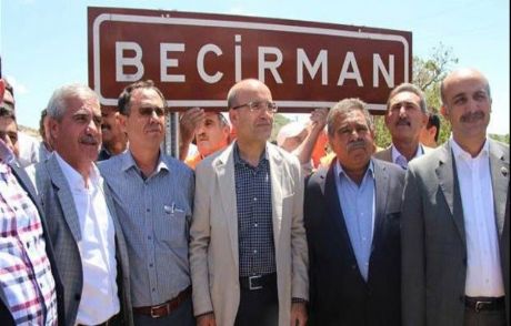 Maliye Bakanı 'vergisiz' Tabelasını Astı