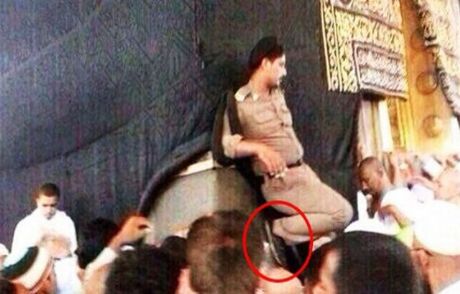 Ayağını Kabe'ye Yaslayan Polisin Başı Belada