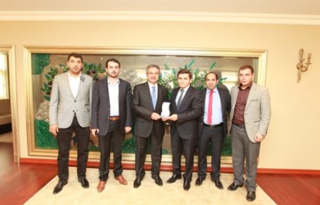 Ak Gençler Köşker'in Yanında