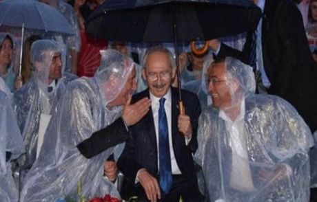 Yağmur Altında Volkan Konak'ı Dinledi