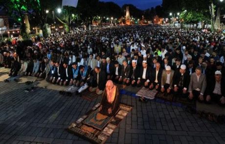 Ayasofya Meydanında Sabah Namazı