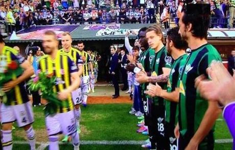 Manisa'da Tarihi An! Fenerbahçe'yi Alkışladılar