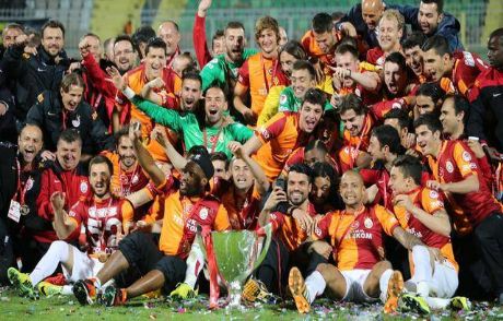 Galatasaray Uçağında Fenerbahçe'ye Küfür!