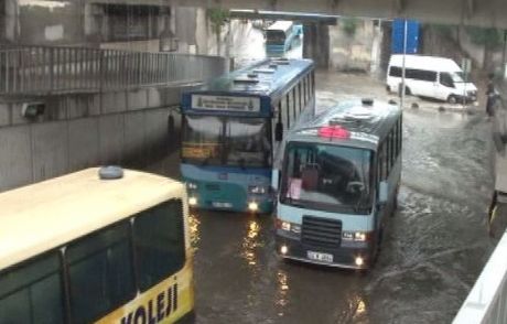 Kadıköy'de Araçlar Alt Geçitte Mahsur Kaldı
