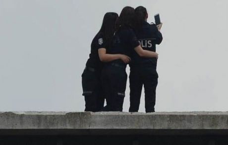 Kadın Polislerden Akm'de Selfie