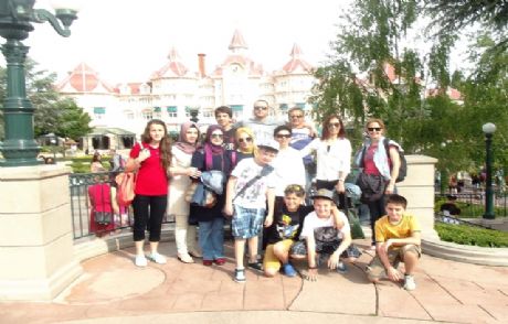 Disneyland'da Gönüllerince Eğlendiler