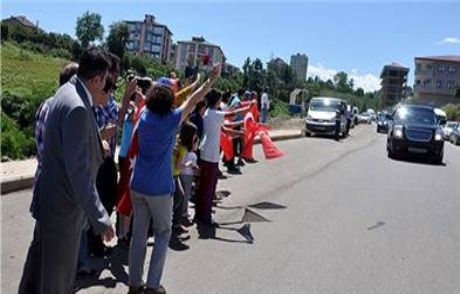 Başbakan'ın Konvoyuna Çakmak Attı